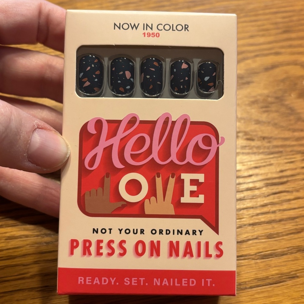 ❤️💋Hello Love nails in style Now in Color 💋❤️